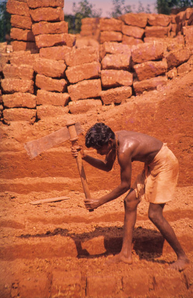 389px-Laterite_quarry,_Angadipuram,_India._C_004.jpg