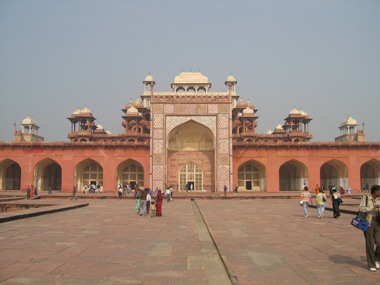 Fatehpur-Sikri-Tor-04.jpg